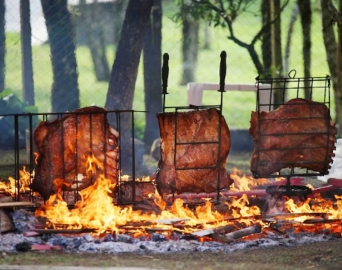 Vem aí a 1ª Costelada Fogo de Chão em prol da Associação Arco-Íris