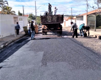 Secretaria de Serviços promove melhorias em ruas do bairro Morada do Sol