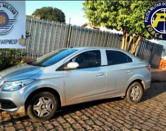 Força Tática prende traficante e recupera veículo roubado