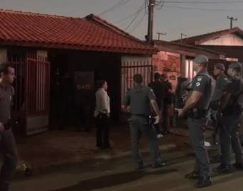 Homem é preso por matar as filhas de 5 e 6 anos depois de fazê-las reféns