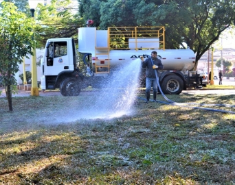 Gramado das praças do Paço Municipal e Concha Acústica recebe reparo