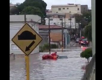 Vídeo mostra resgate de pessoas em enchente em Avaré