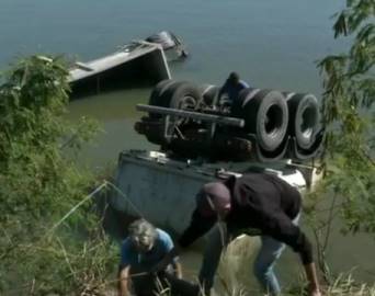 Caminhão envolvido em acidente que matou cinco pessoas é retirado de represa