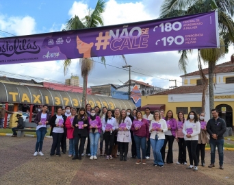 Panfletagem no Largo do Mercado destaca campanha contra a violência feminina