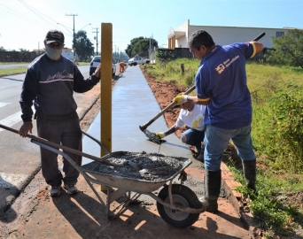 Prefeitura constrói calçada em trecho da Avenida Mário Covas