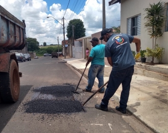 Vias e estradas rurais passam por manutenção