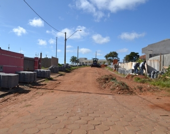 Último trecho de terra da Rua Mato Grosso ganha pavimentação em lajotas