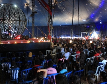 Mais de 500 crianças participam de espetáculo no Illusion Circus