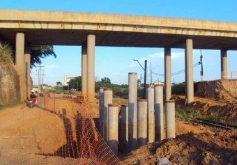 Novas rotatórias estão sendo construídas nos acessos ao município, como é o caso do cruzamento das rodovias SP-255 com SP-245.