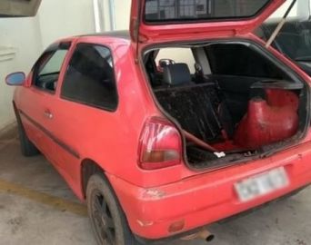 Trio foge e abandona carro com boi em pedaços no porta-malas