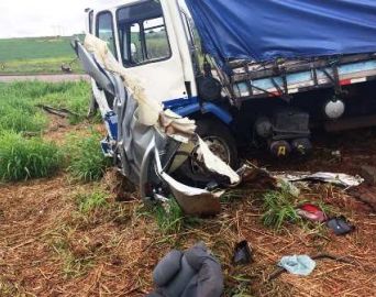 Homem morre em acidente entre carro e caminhão