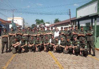 Atiradores com o Subtenente Ramalho e sua mãe, Dona Roseli
