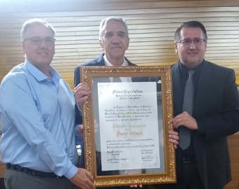 Empresário do ramo têxtil recebe título de Cidadão Avareense