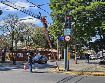 Força-tarefa inicia remoção de fios irregulares em postes de Avaré