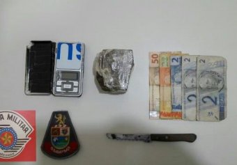 A droga, a balança de precisão e o dinheiro foram apreendidos na casa do suspeito que fica no interior de uma escola pública