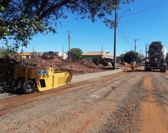  Ruas em pavimentação no Terras de São José recebem guias e sarjetas