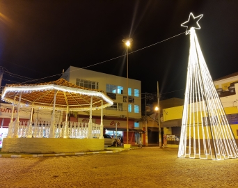 Espaços públicos recebem decoração natalina em Avaré