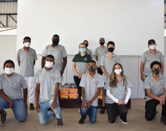 Colônia Fraternidade entrega uniformes do Projeto Primeiro Trabalho