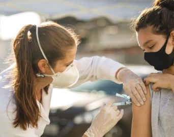 3ª dose contra a Covid para jovens de 12 a 17 anos está sendo aplicada em Avaré