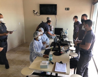 Profissionais da Segurança Pública estão sendo vacinados no 53º Batalhão