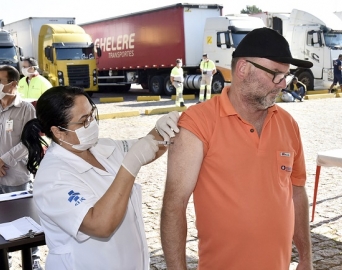 Caminhoneiros e profissionais de segurança são vacinados contra a Gripe