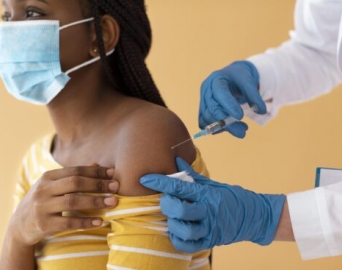 Em um ano de vacinação, quase 70% dos brasileiros já tomaram 2 doses