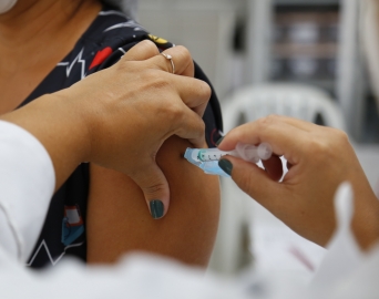 Pessoas de 43 a 49 anos são imunizadas a partir de quarta-feira, 23
