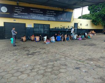 Polícia Militar detém vans lotadas de jovens e drogas