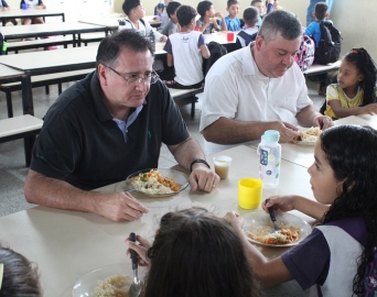 Prefeito Roberto Araujo visita escola municipal e confere nova merenda
