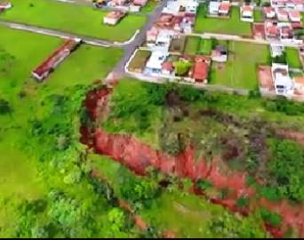 Casas do Jardim Europa II sofrem ameaça da crescente erosão pluvial