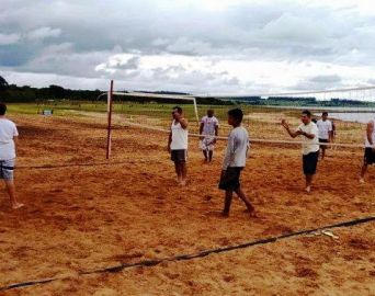 Praia do Costa Azul oferece atividades de vôlei de praia e futebol de areia