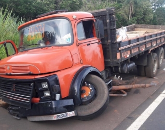 Passageiro morre após ser arremessado de caminhão em Itaí