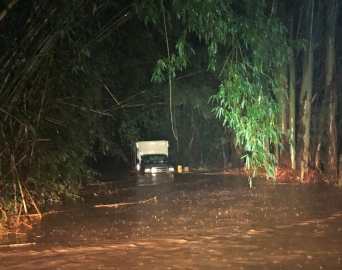 Família fica ilhada após caminhonete parar de funcionar em ponte alagada