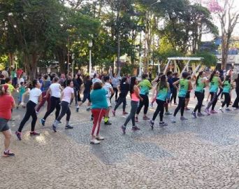 Zumba na Praça é a dica para a tarde de domingo no Largo São João