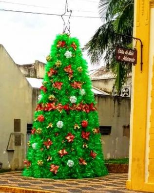 Árvore de Natal com garrafas pet decora a Casa de Artes