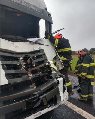 Motorista fica ferido após colisão traseira entre caminhões