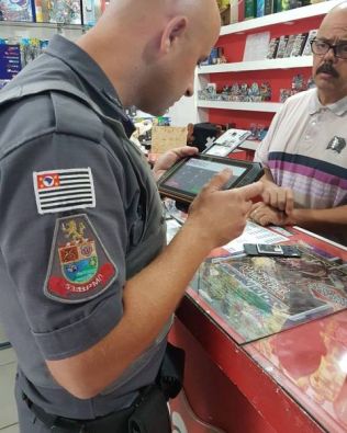 Polícia Militar faz blitz em lojas de celulares