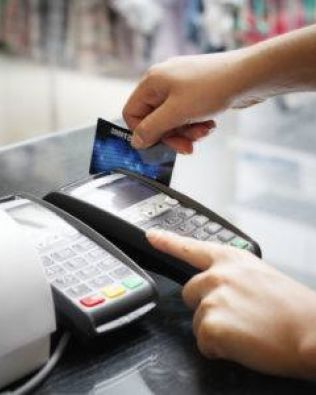 Nova lei permite pagamento diferenciado com cartão e dinheiro