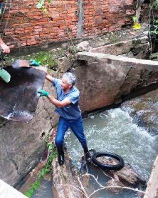 Prefeitura executa limpeza em córregos
