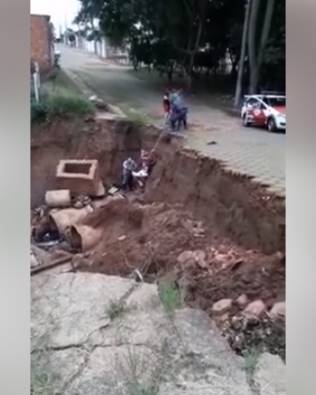 Motociclista cai em cratera e é resgatado por policiais