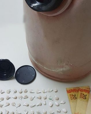 Homem é preso com pedras de crack em garrafa térmica