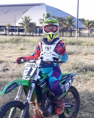  Competidora de Avaré é destaque em campeonato de motocross