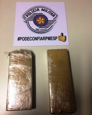 PM flagra traficante buscando droga escondida em terreno